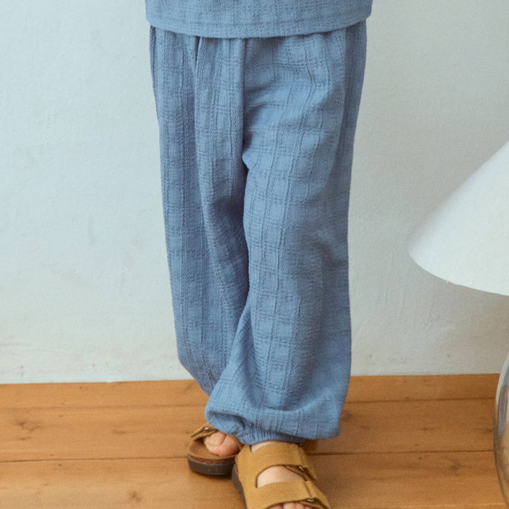 First Blue 鬆緊腰方格壓紋縮口長褲-灰藍