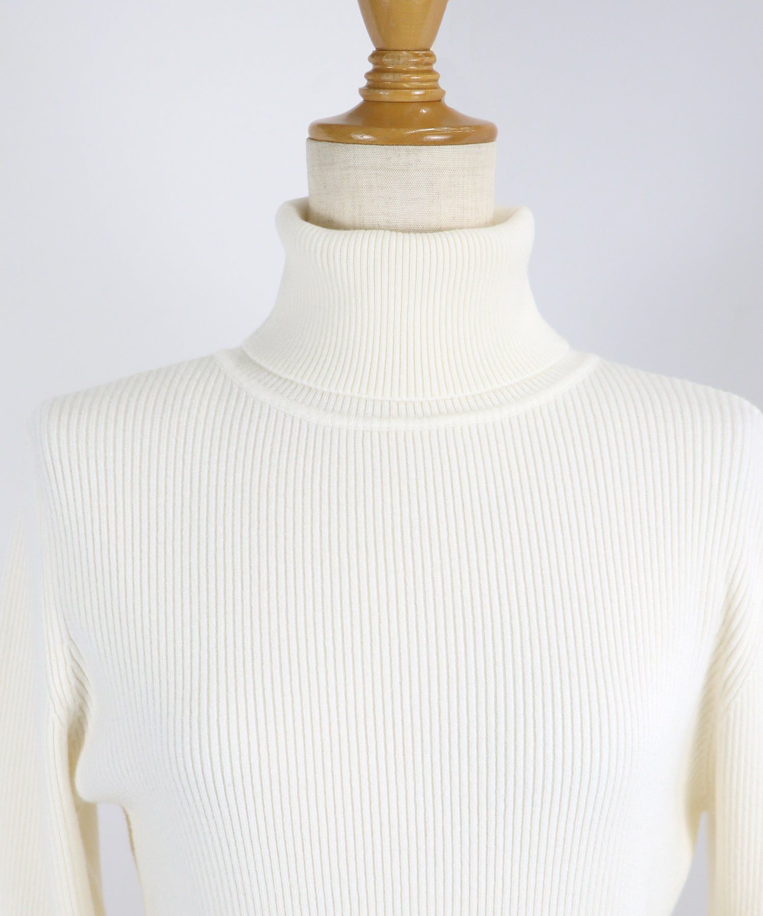 日本 BLUE EAST - 珍珠釦高領羅紋針織上衣-寶藍