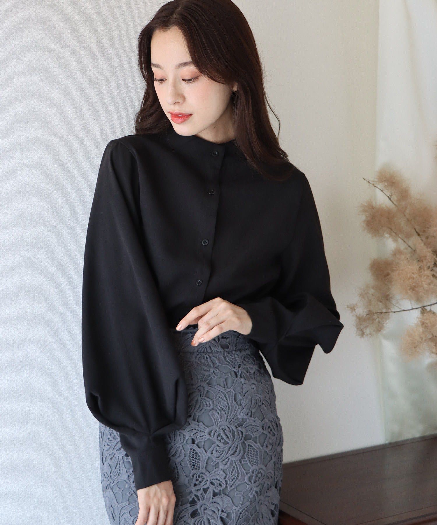 日本 BLUE EAST - 知性小立領氣球長袖襯衫-淺粉