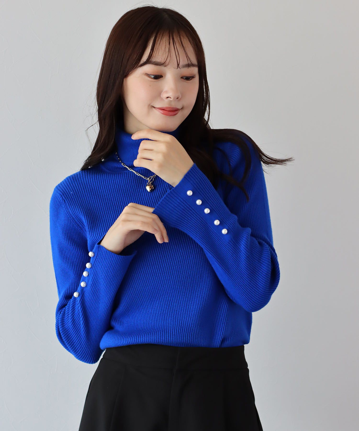 日本 BLUE EAST - 珍珠釦高領羅紋針織上衣-寶藍