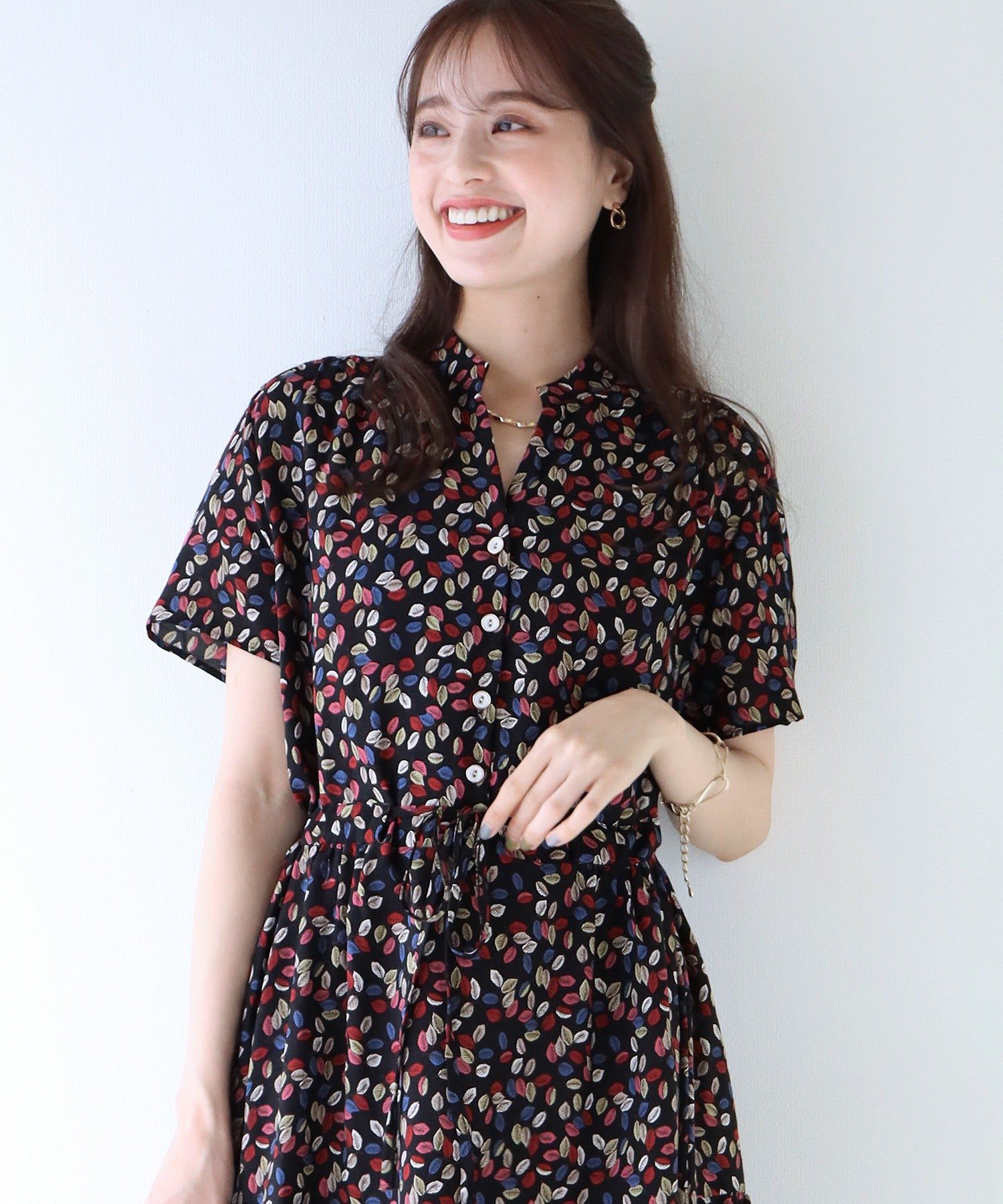 日本 BLUE EAST - 氣質小V領排釦短袖洋裝-碎花-深藍 (M(Free))