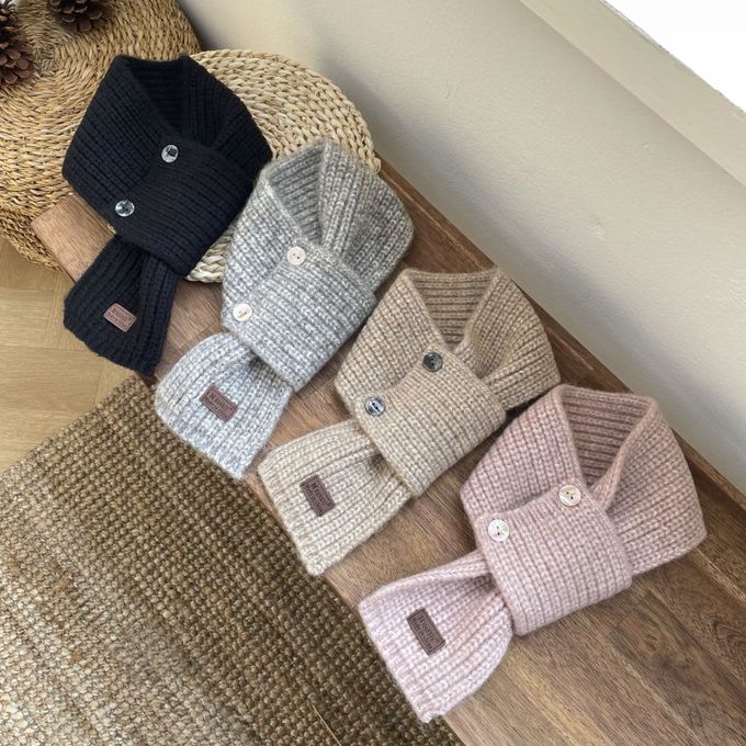 韓國 MAY - 針織鈕釦穿洞式圍巾-黑