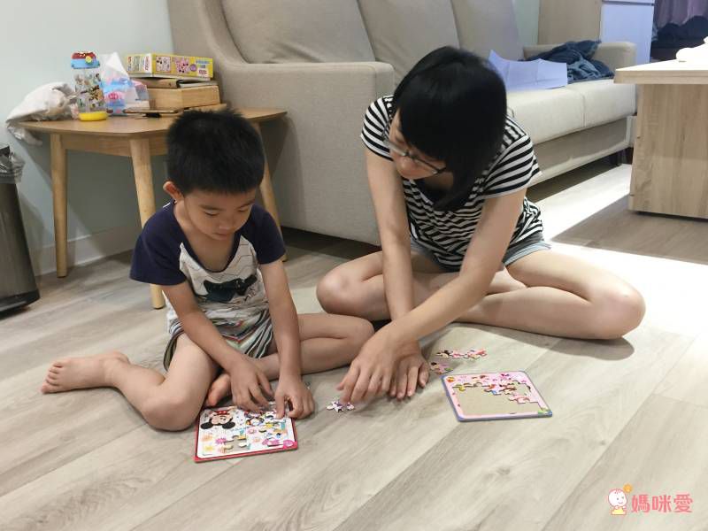 超便宜單本57元起！迪士尼卡通人物★ 洞洞書 / 著色拼圖 / 口袋書 / 泡泡棒 ★放假打發時間必備