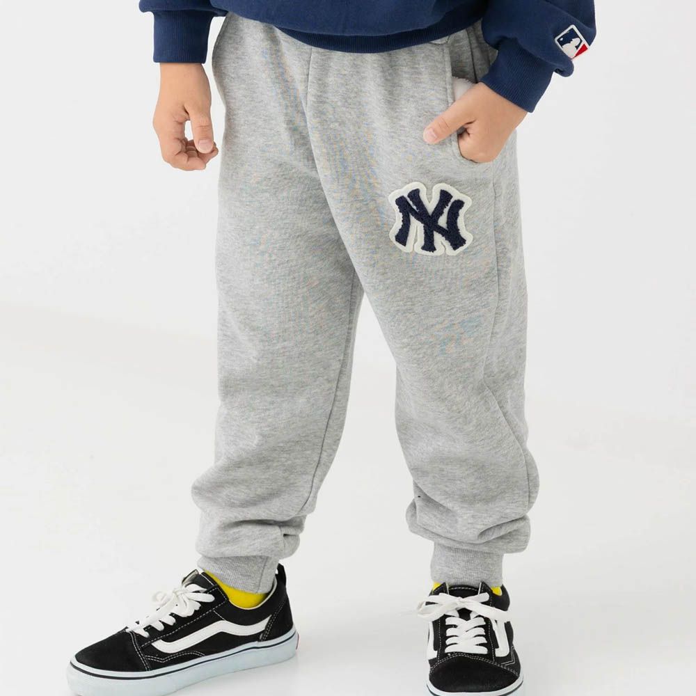 MLB聯名 立體刺繡縮口長褲-紐約洋基-淺灰