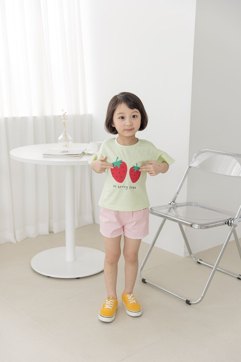 韓國 Orange Mom - 荷葉袖兩顆草莓上衣-鵝黃