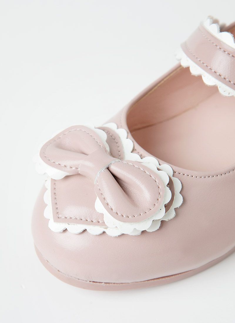 韓國 OZKIZ - 愛心蝴蝶結珠釦裝飾皮鞋-淺粉