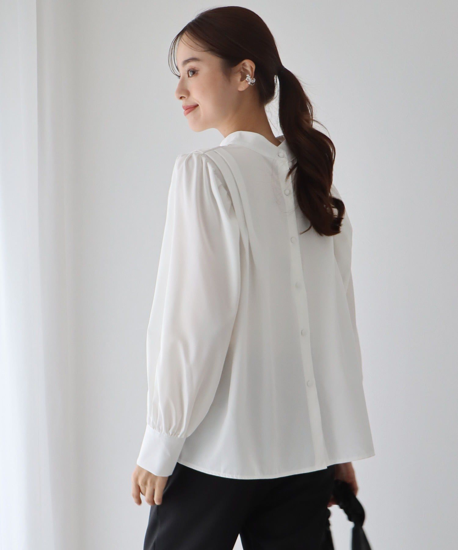 日本 BLUE EAST - 文藝氣質打摺長袖襯衫-米杏