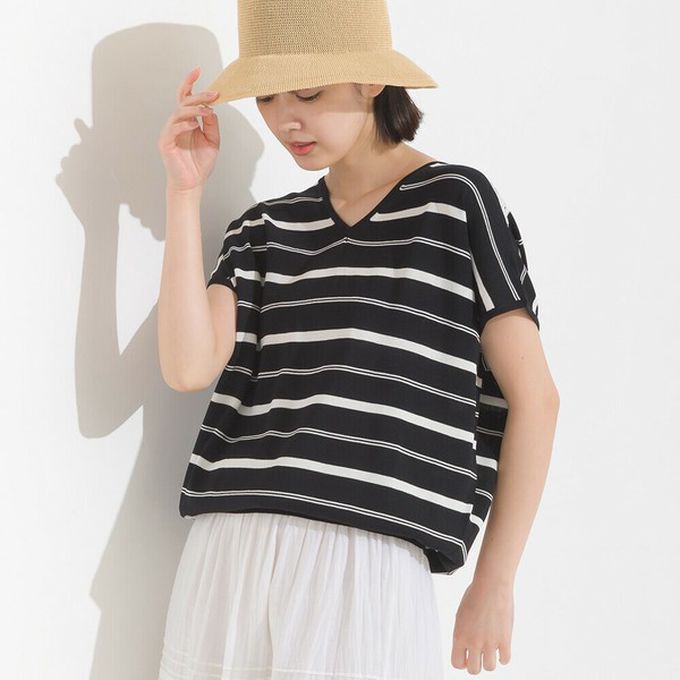 日本 OMNES - 接觸冷感 優雅小V領短袖上衣-棕色系條紋