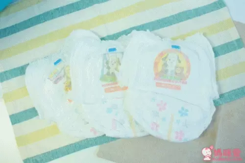 新改良 M 號設計了不同的花花圖案，一樣有萌萌的阿福狗♡ （提醒媽咪，尿布有貼膠帶的是背面喔～） 