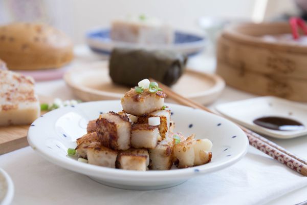 人氣港式點心【新葡苑】大廚蘿蔔糕、小豬流沙包 ✦ 超值優惠價，現買現賺！