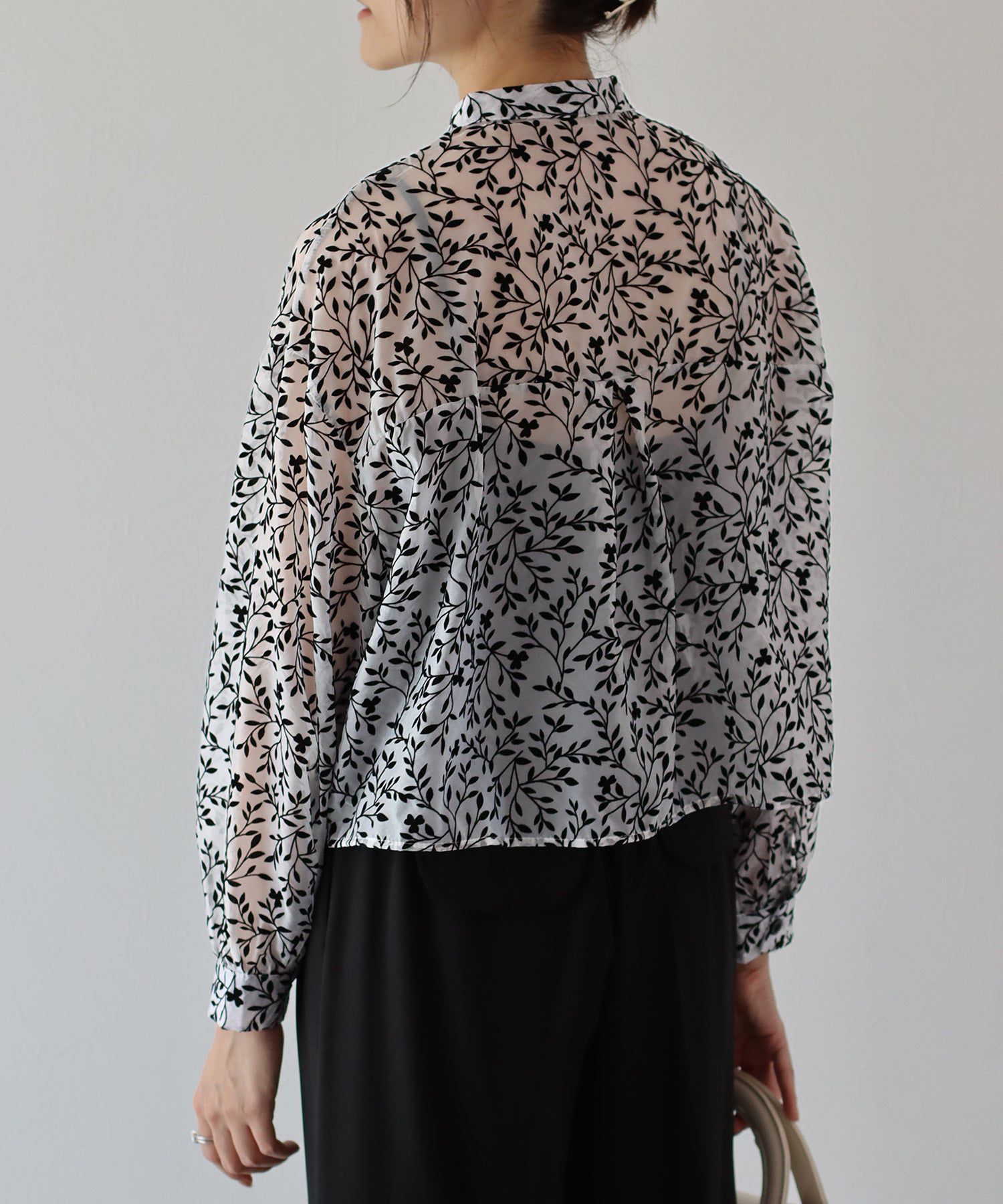 日本 BLUE EAST - 優雅透感植物紋長袖襯衫-黑