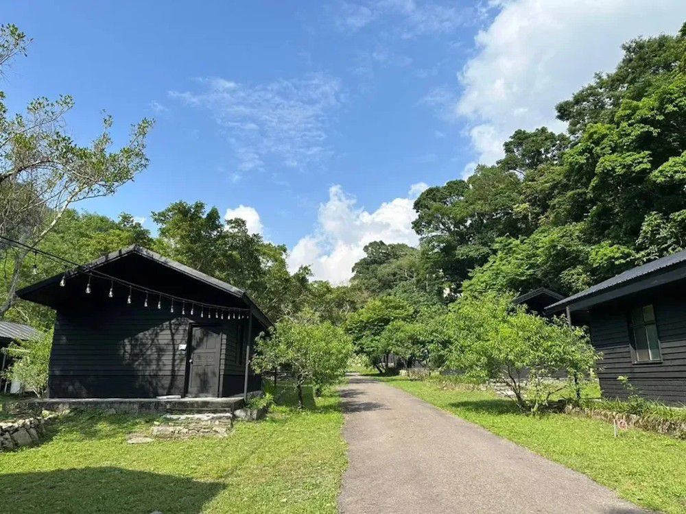 小木屋4大送0-12歲兒童免費2位★贈迎賓蛇棍麵包(配備獨立衛浴.冷氣)-（12/22前需兌換）