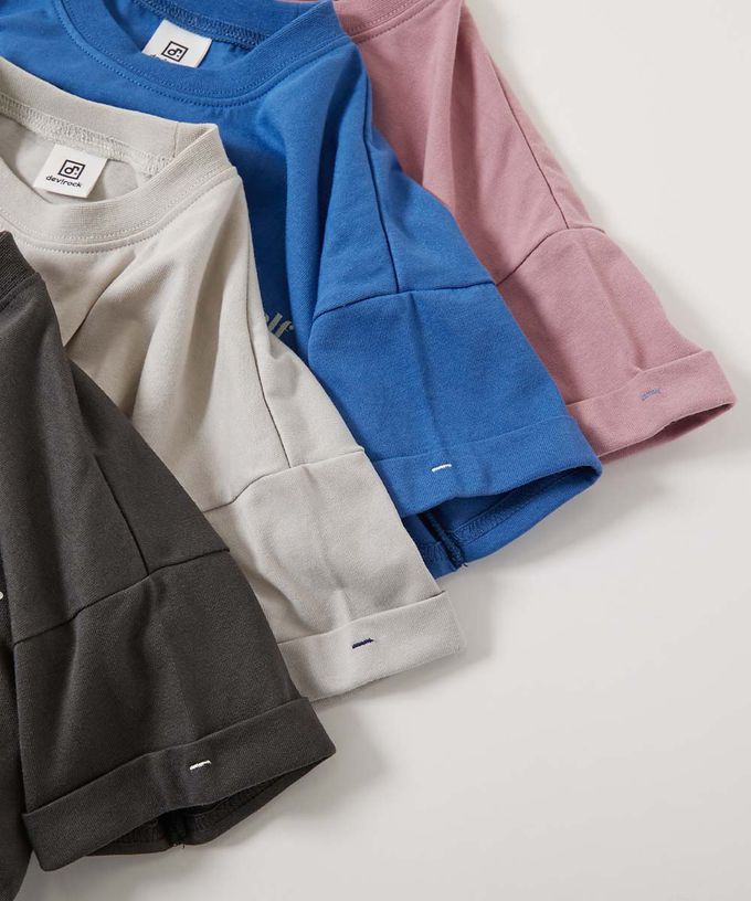 日本 devirock - 天竺棉舒適分層短袖洋裝-背後標語-淺灰