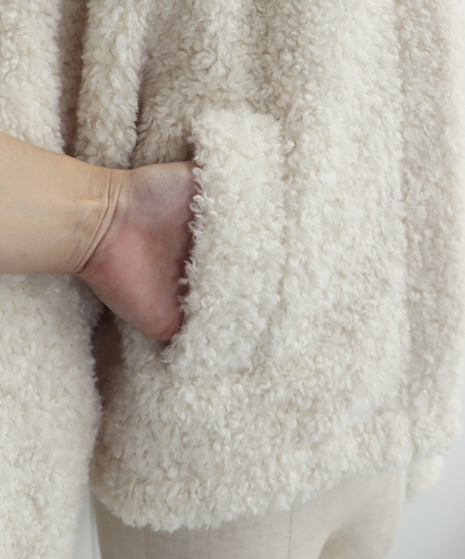 日本 BLUE EAST - 輕盈絨毛圓領短版外套-深咖啡