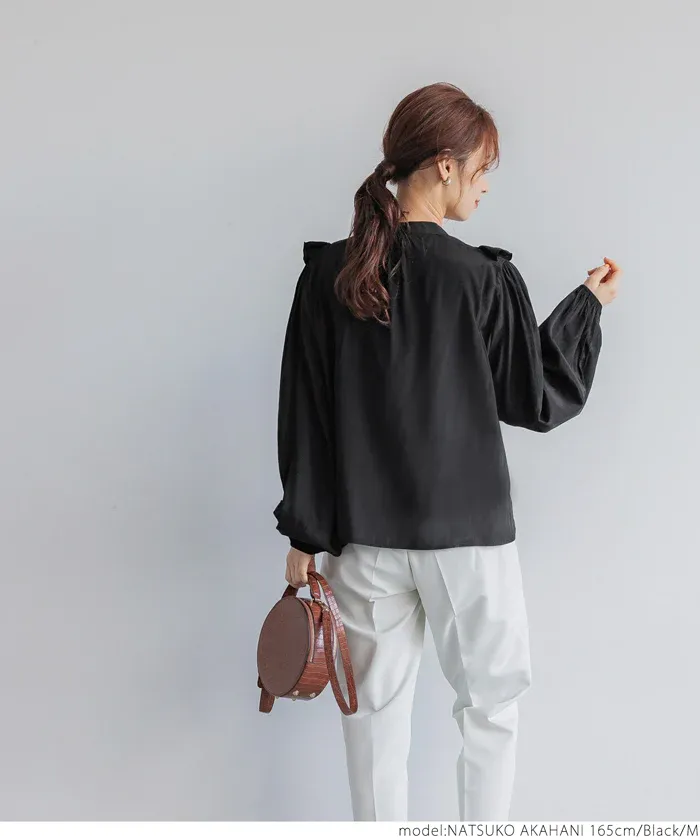 日本 COCA - 荷葉邊光澤緞面長袖襯衫-簡約黑