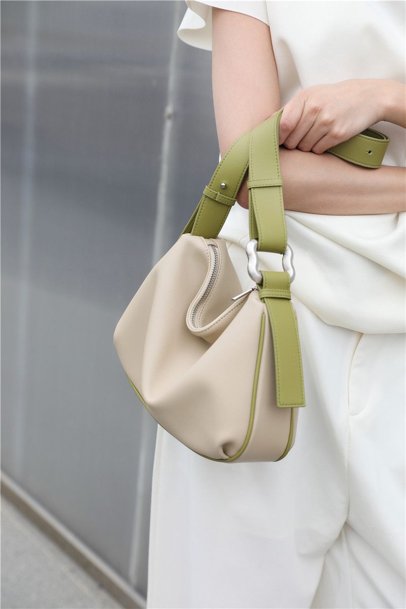 高質感時尚軟牛皮肩背包-白+棕 (28x6x20cm)