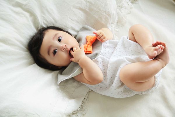 MARLMARL - 微笑圍兜兜-啾啾玩具系列-橘領結 (脖圍25-28cm)