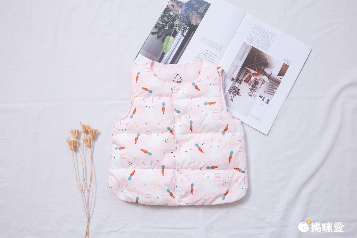 兒童衍縫輕量羽絨背心-米白色蔬果-含绒量86%~90%