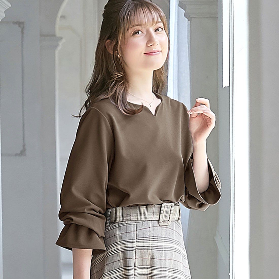 日本 BELLUNA - 優雅V領雪紡長袖上衣-可可