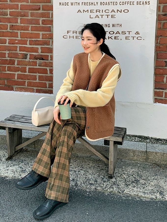 韓國 LANDING - 韓國製羊羔絨口袋背心-象牙白 (FREE)