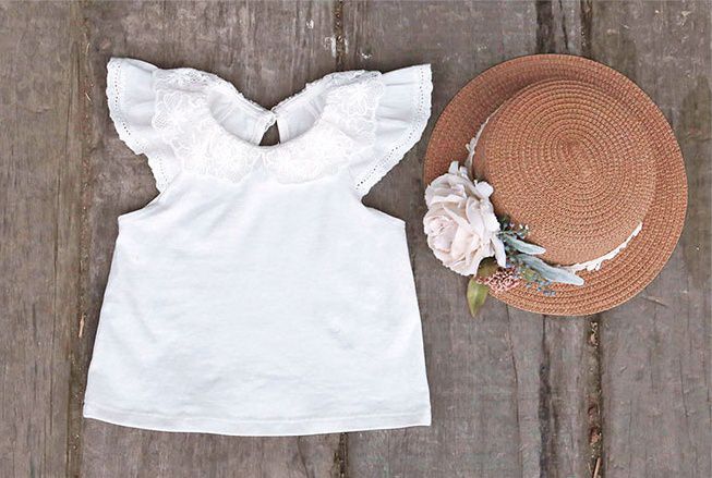 韓國 PuellaFLO - (剩9號)鏤空蕾絲領立體荷葉袖上衣-象牙白