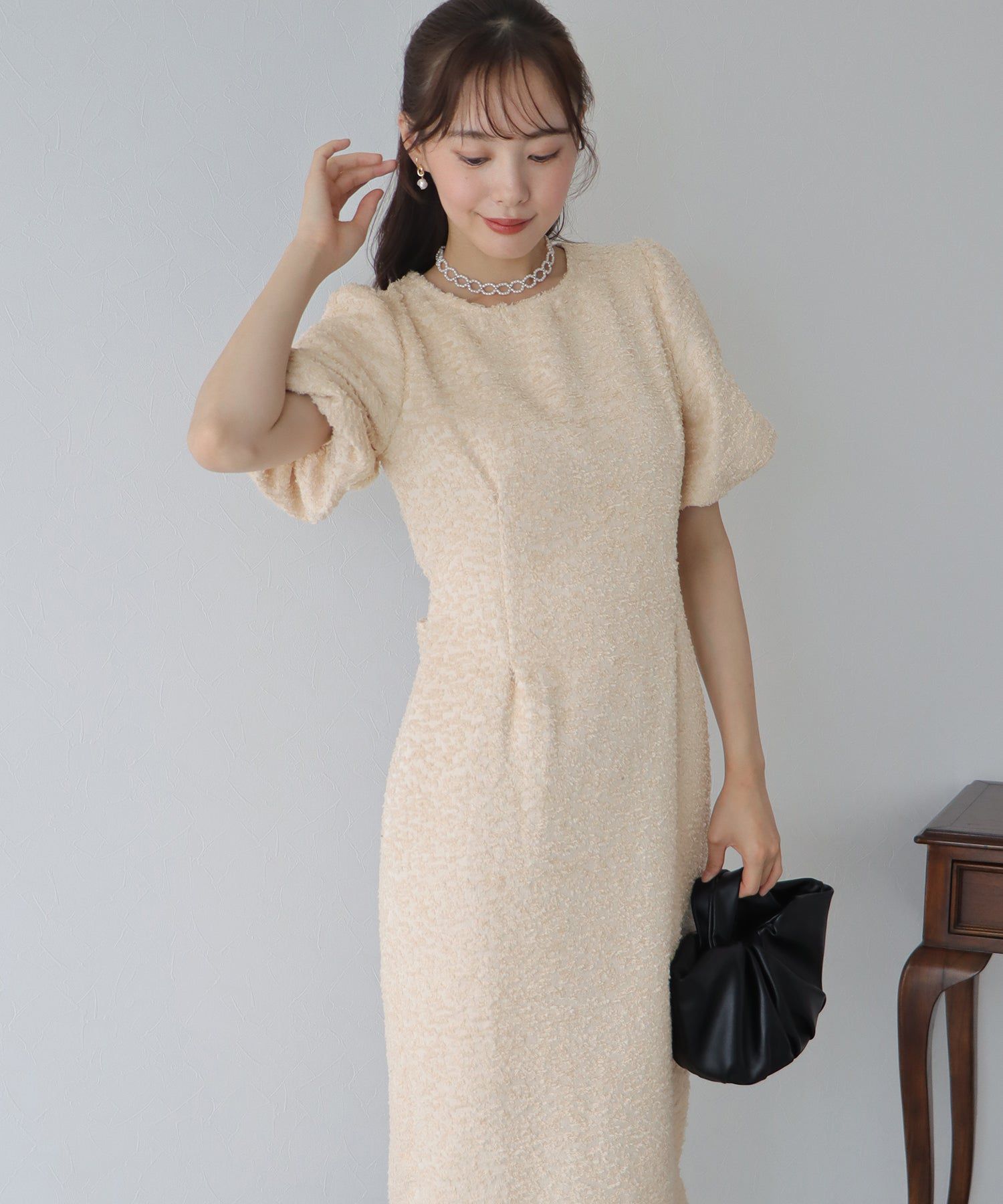 日本 BLUE EAST - 時尚抽鬚後綁帶泡泡袖洋裝-米杏