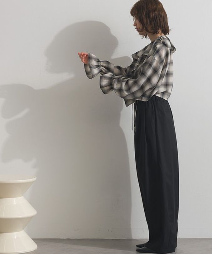 日本 ELENCARE DUE - 飄逸荷葉領浪漫抽繩長袖上衣-米棕系