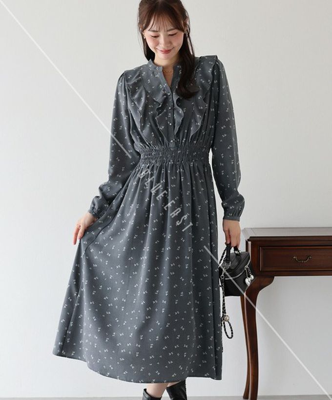 日本 BLUE EAST - 成熟摺邊典雅小花束腰長袖洋裝-深灰