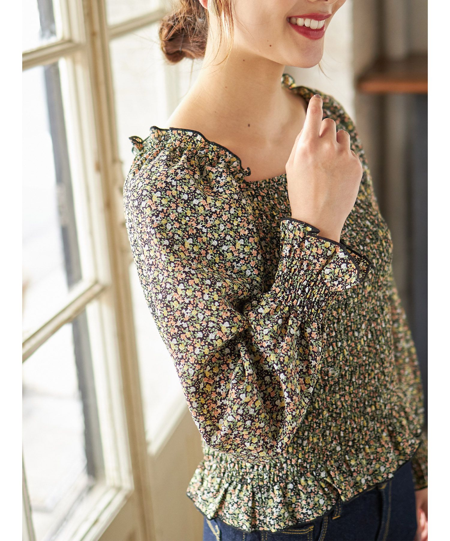 日本 tocco-closet - 歐風碎花方領雪紡上衣-知性黑