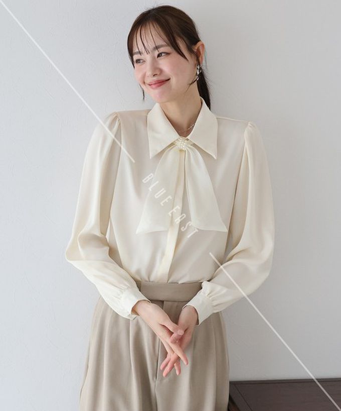 日本 BLUE EAST - 華美珍珠墜飾蝴蝶結緞面長袖襯衫-粉紅 (M)