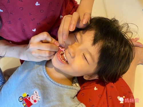 另外媽咪也能依照孩子需求，選用添加特別功能的牙線，像是<em>含氟或木糖醇牙線幫助預防牙菌斑</em>，添加果香等<em>香氣的兒童牙線，則能提高孩子的使用意願</em>！