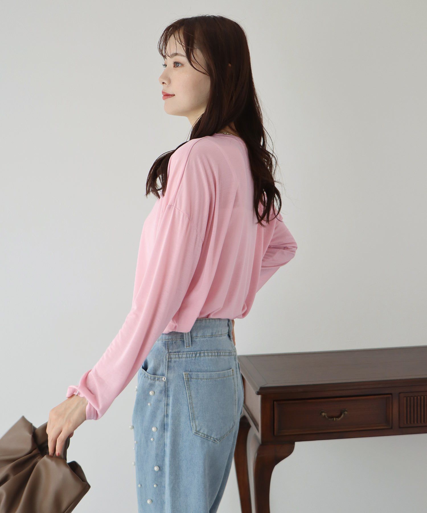 日本 BLUE EAST - 柔軟薄透落肩長袖上衣-粉