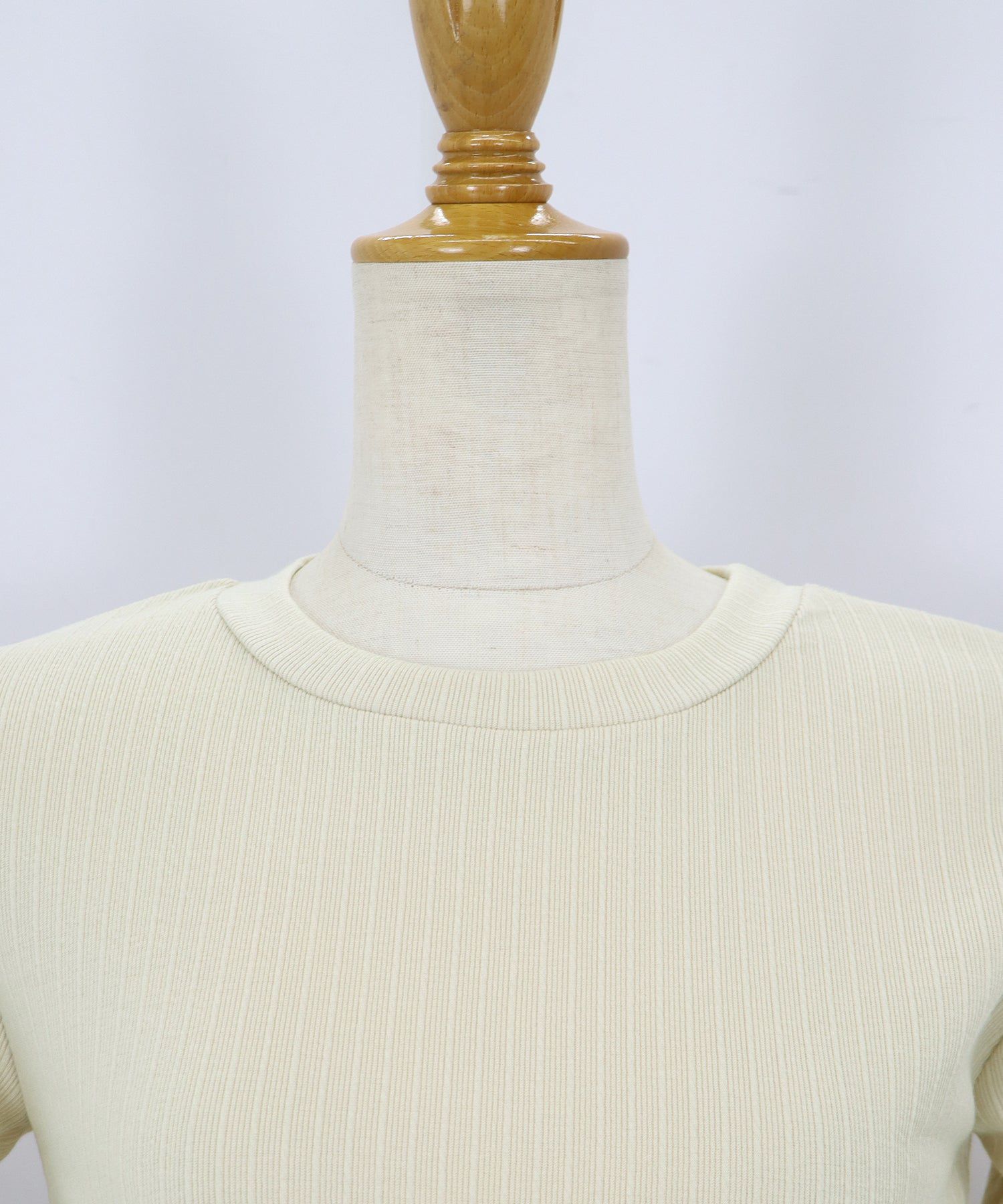 日本 BLUE EAST - 圓領彈性捲邊五分袖上衣-米杏