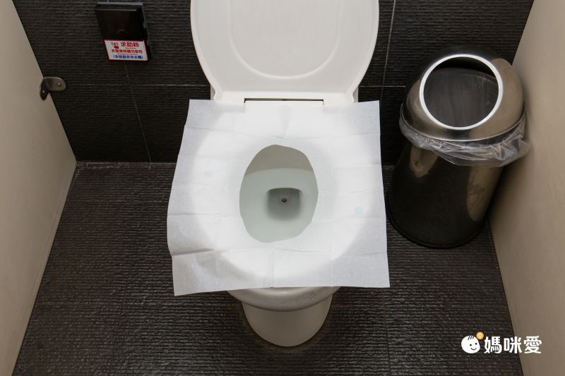 日本代購 - 日本製黏貼式馬桶坐墊紙(內附贈隨身收納包) (38x43cm)-70枚/盒