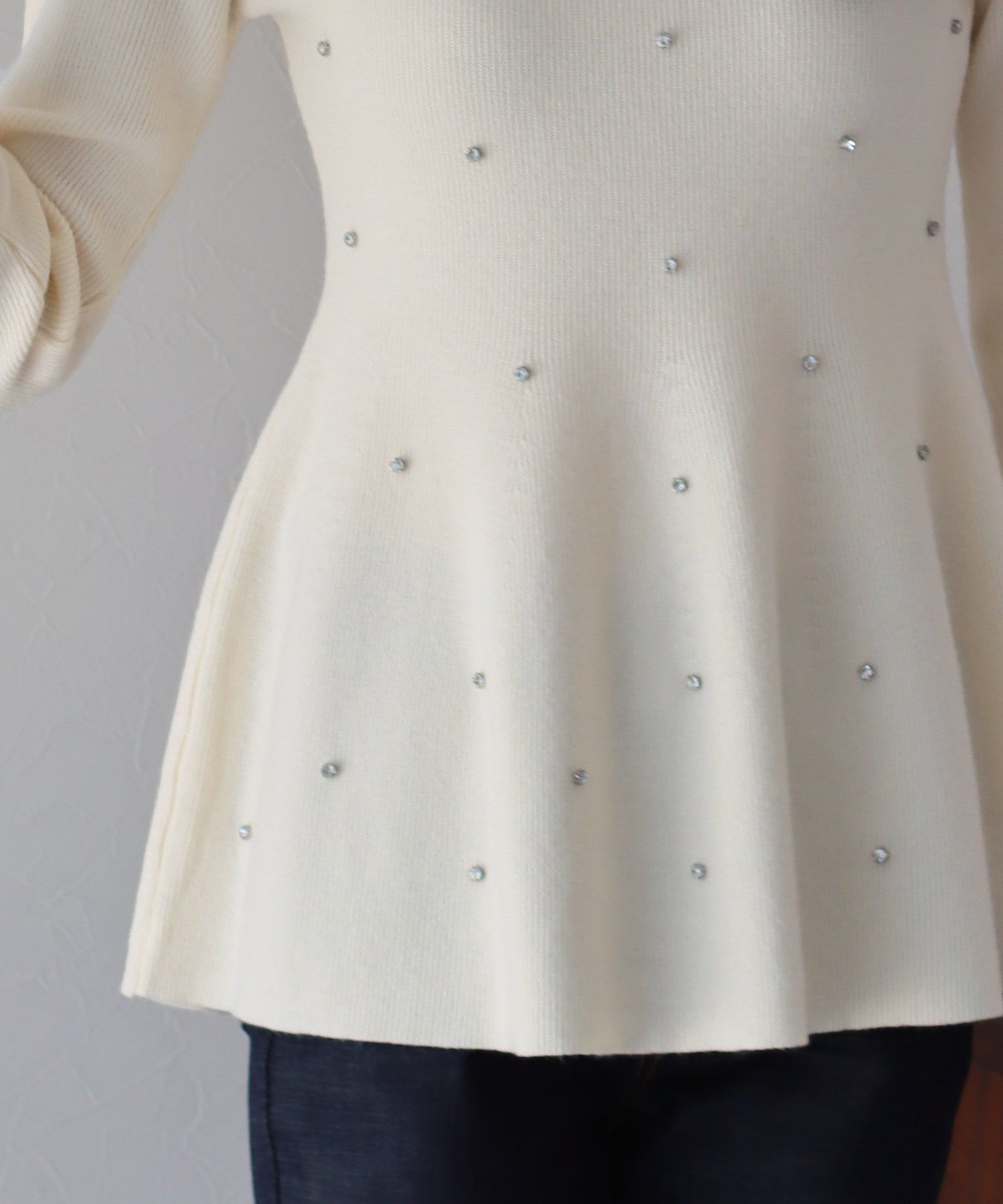 日本 BLUE EAST - 奢華墜飾傘狀修身針織上衣-黑