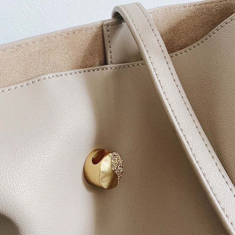 時尚手提/肩揹真皮水桶包-卡其色 (27x29x9.5cm)