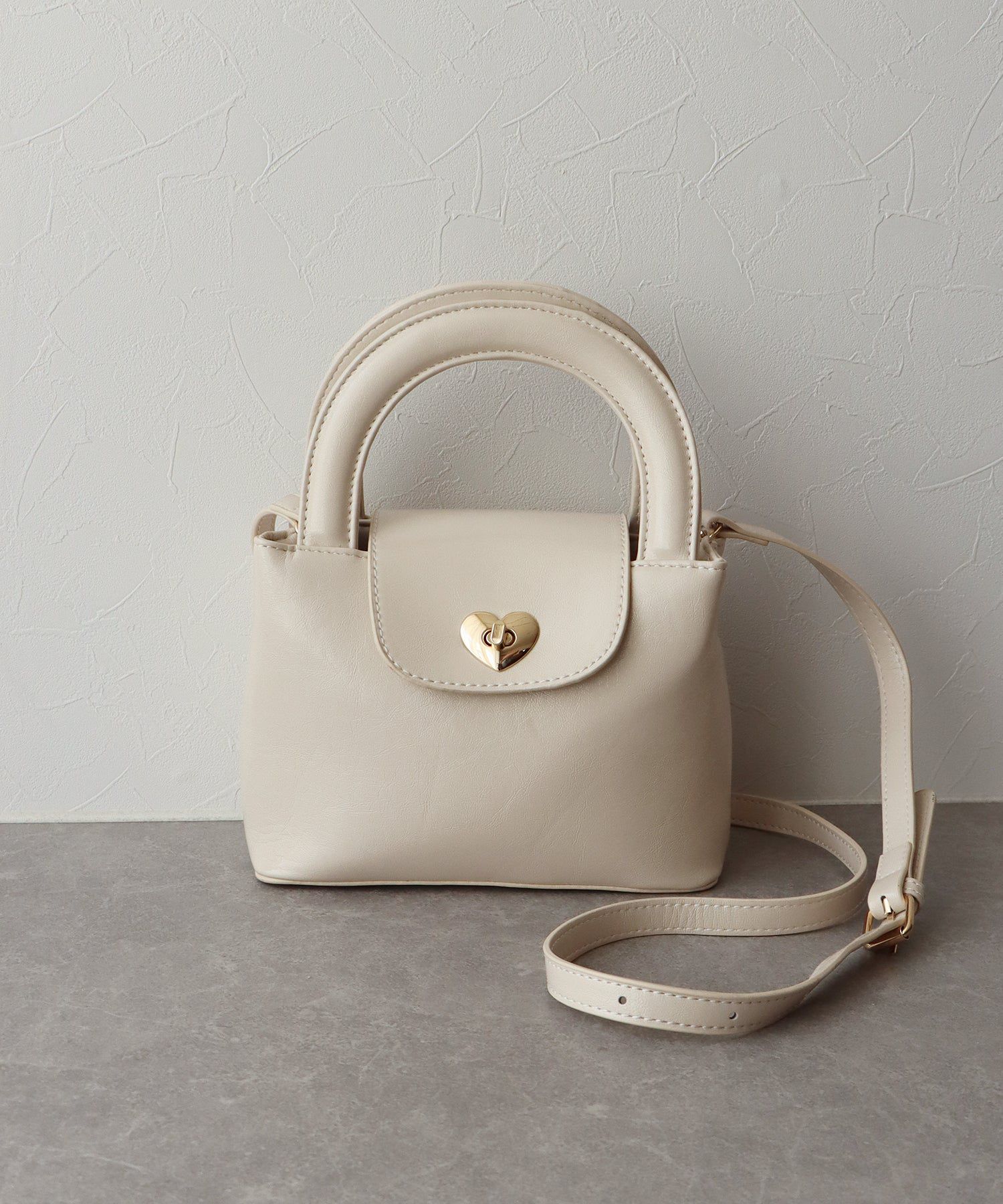 日本 BLUE EAST - 2WAY愛心金釦皮革肩背包-黑