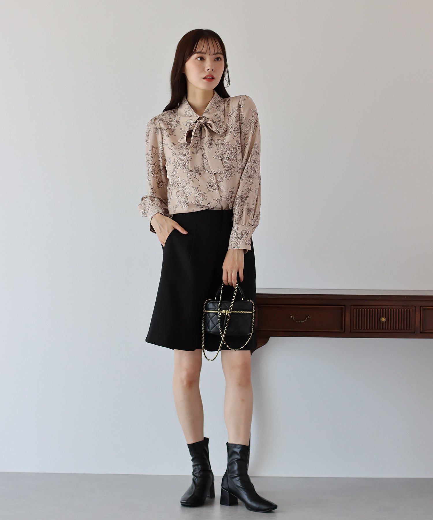 日本 BLUE EAST - 優雅紐結雪紡長袖襯衫-印花-淺杏