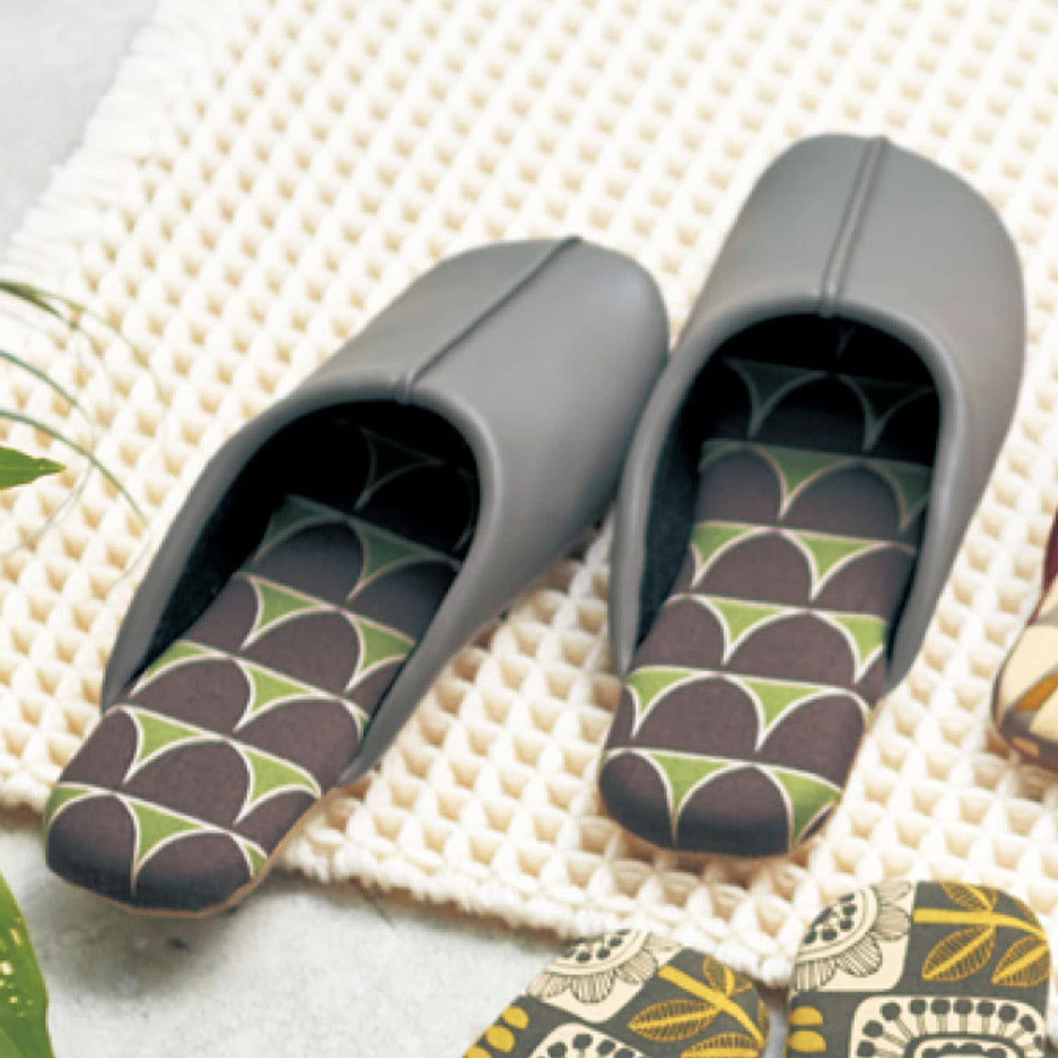 日本千趣會 - 可機洗 耐髒汙皮質室內拖鞋-北歐幾何-深棕色系