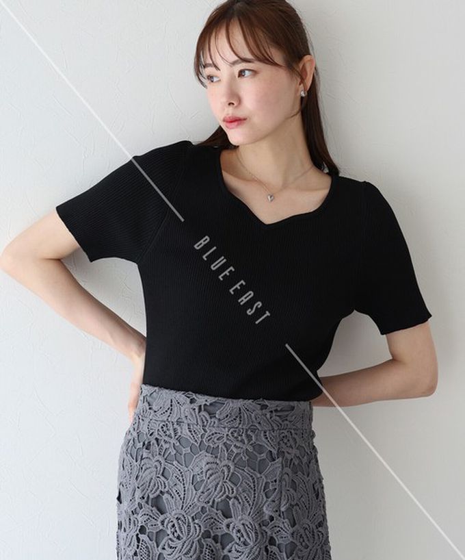日本 BLUE EAST - 合身羅紋甜美桃心領短袖上衣-黑