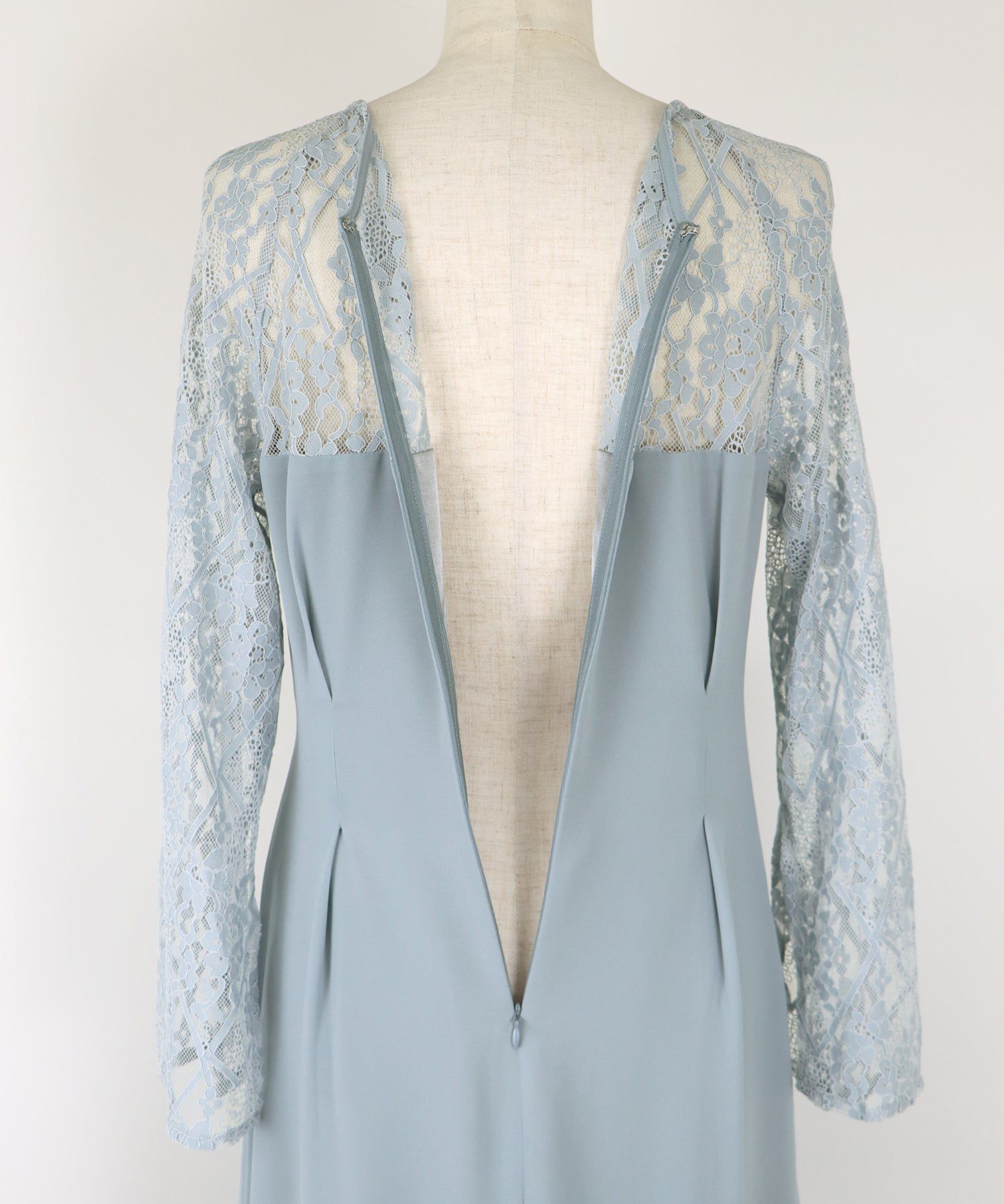 日本 BLUE EAST - 優雅V領蕾絲袖拼接洋裝-經典黑