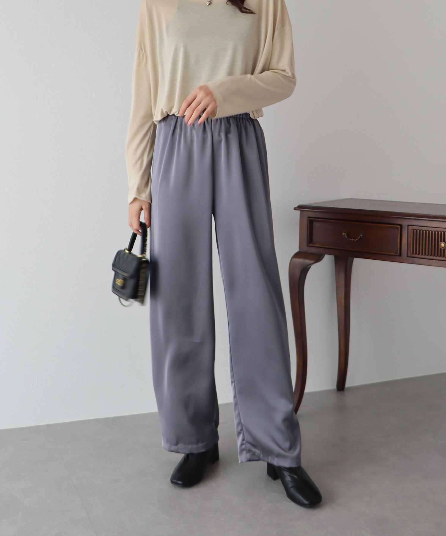 日本 BLUE EAST - 緞面光澤感垂墜感長褲-黑