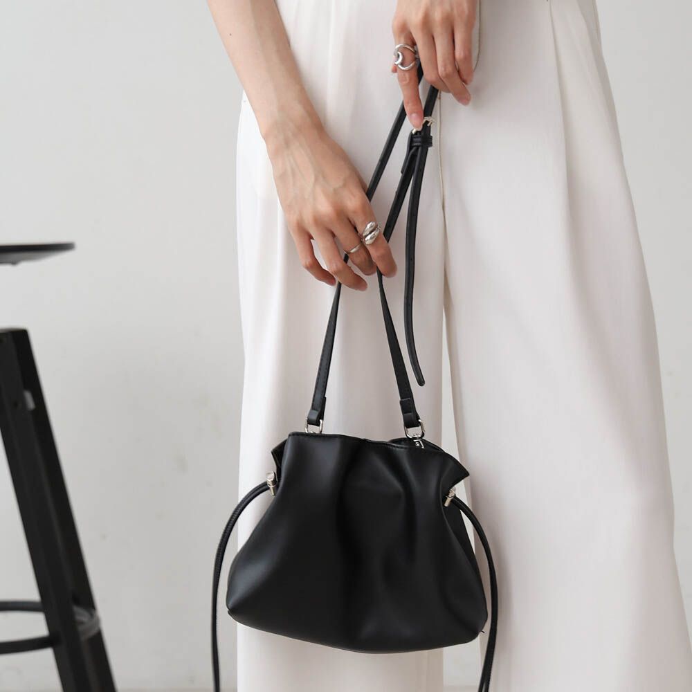 輕巧抽繩可愛感側背小包-黑