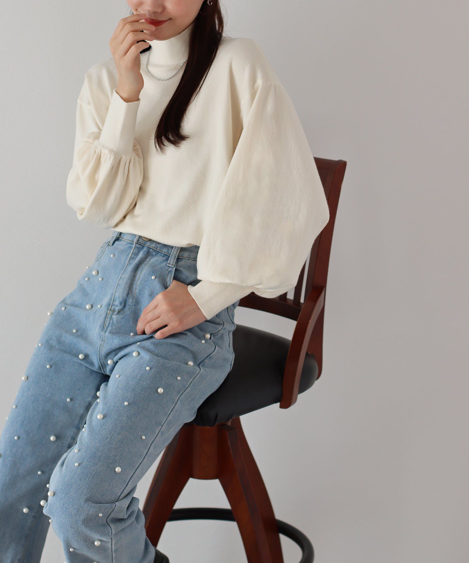 日本 BLUE EAST - 心機珍珠高領收袖針織長袖上衣-藍