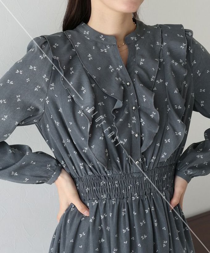 日本 BLUE EAST - 成熟摺邊典雅小花束腰長袖洋裝-黑