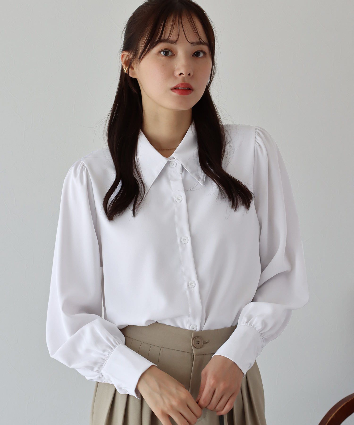 日本 BLUE EAST - 優雅紐結雪紡長袖襯衫-印花-淺杏