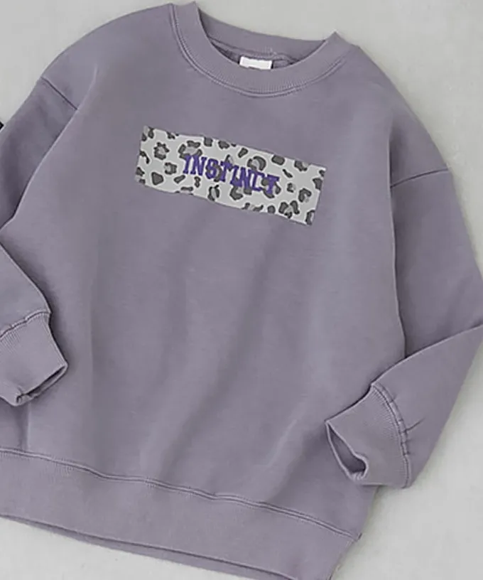 日本 devirock - 熱銷定番 裏起毛女孩印花大學長袖上衣-袖子愛心-灰粉