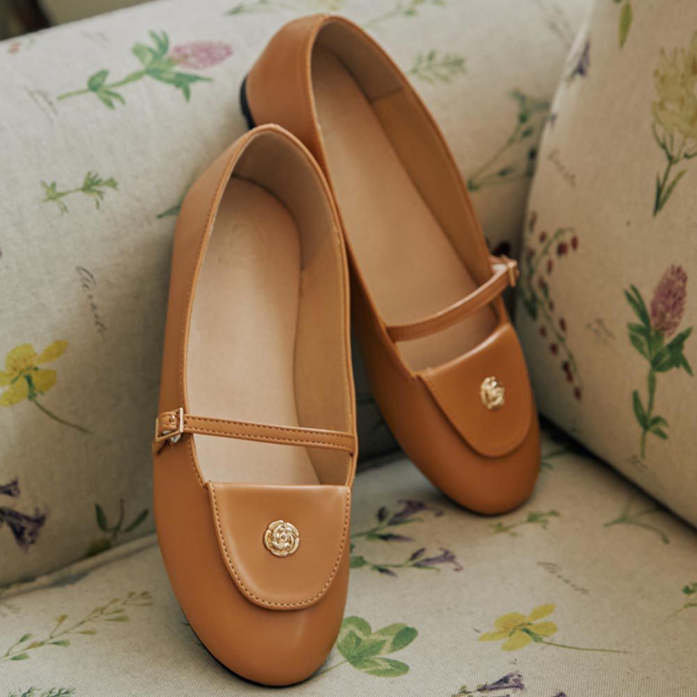 韓國 PINKELEPHANT - 玫瑰金屬裝飾軟底平底鞋(1cm)-焦糖