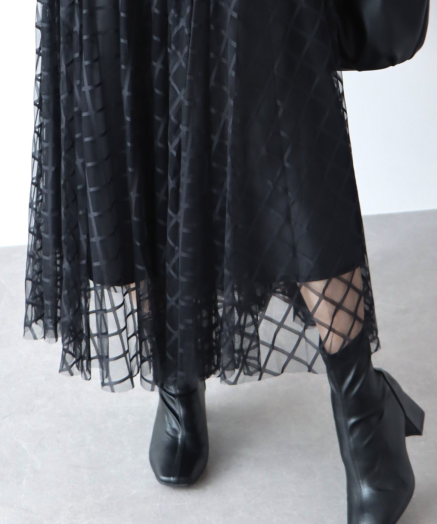 日本 BLUE EAST - 優雅格紋修身紗裙-簡約黑