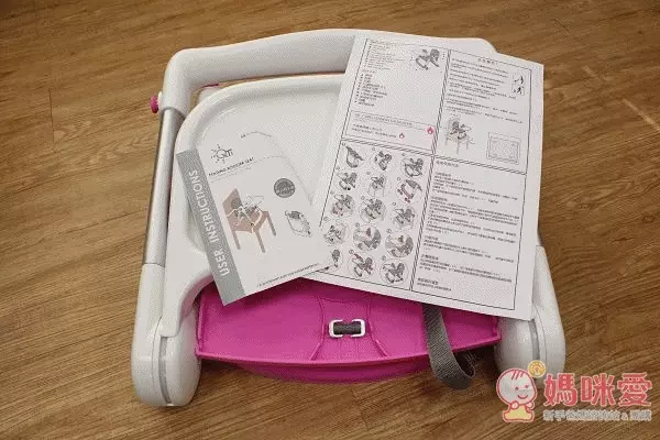 開箱之後不用再組裝！真是懶人媽咪的一大福音(*≧∇≦*)可以邊看說明書上的圖解配合使用，打開餐椅、拆卸餐盤、固定綁帶在椅子上，輕鬆又簡單！